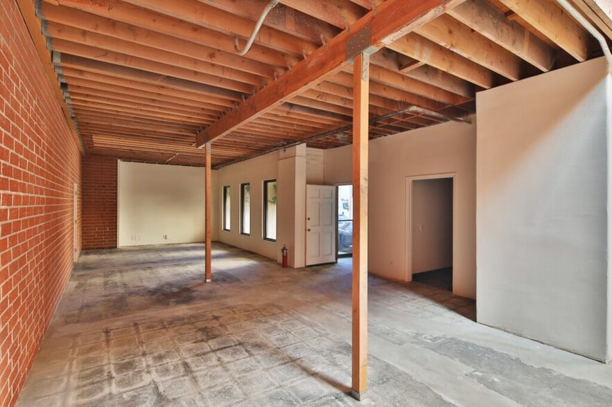 2216 S Barrington Ave, Los Angeles, CA for lease - Interior Photo - Image 3 of 5