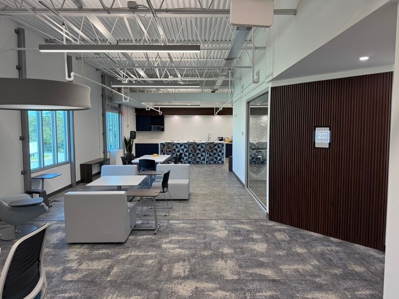 511 N John Rodes Blvd, Melbourne, FL for lease - Interior Photo - Image 2 of 23