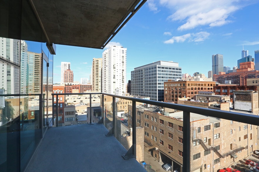 123 N Desplaines St, Chicago, IL for lease - Building Photo - Image 2 of 88