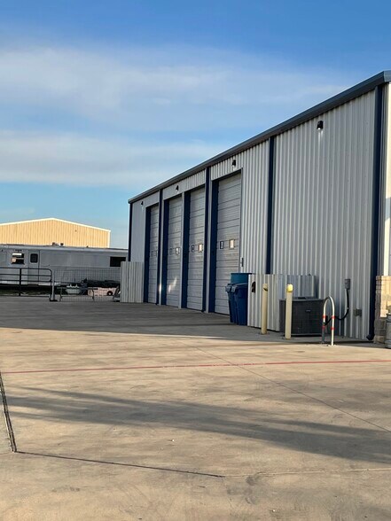 1130 Dildy Dr, Elgin, TX for sale - Building Photo - Image 1 of 1