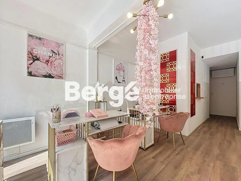 Retail in Antibes for lease - Interior Photo - Image 3 of 6