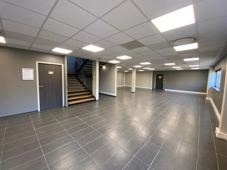 Office in Saint-Priest for lease - Interior Photo - Image 2 of 4