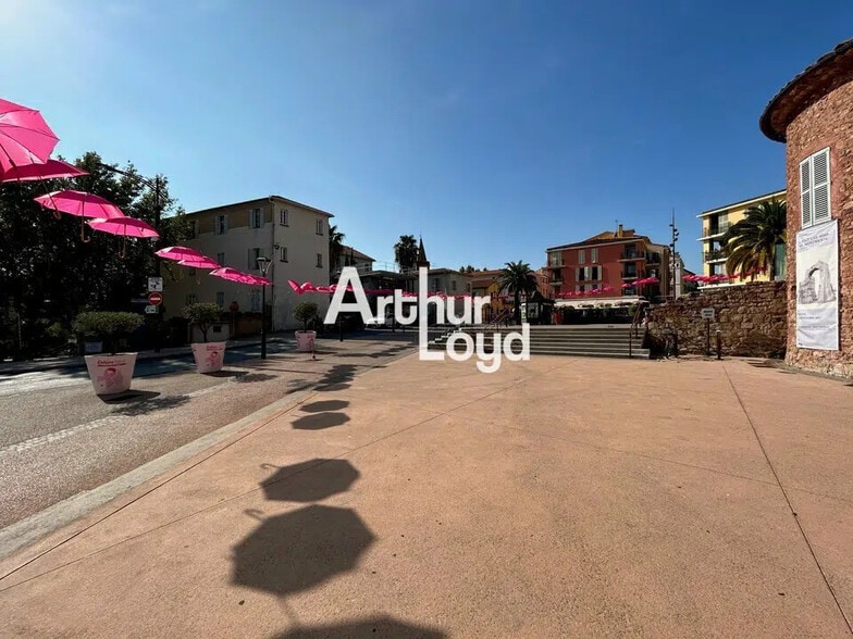 Retail in Fréjus for lease - Building Photo - Image 3 of 5