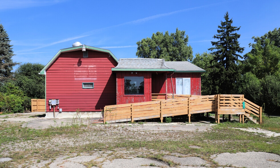 2246 W Coldwater Rd, Flint, MI for sale - Building Photo - Image 2 of 9