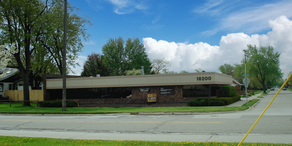 18200 E 10 Mile Rd, Eastpointe, MI for lease - Building Photo - Image 1 of 5