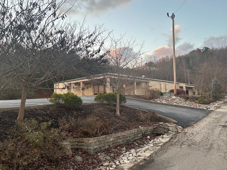 57 Summit Dr, Corbin, KY for lease - Primary Photo - Image 1 of 34