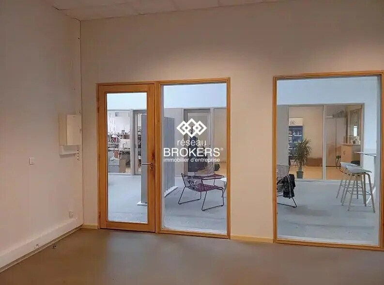 Office in Saint-Étienne for lease - Interior Photo - Image 2 of 6