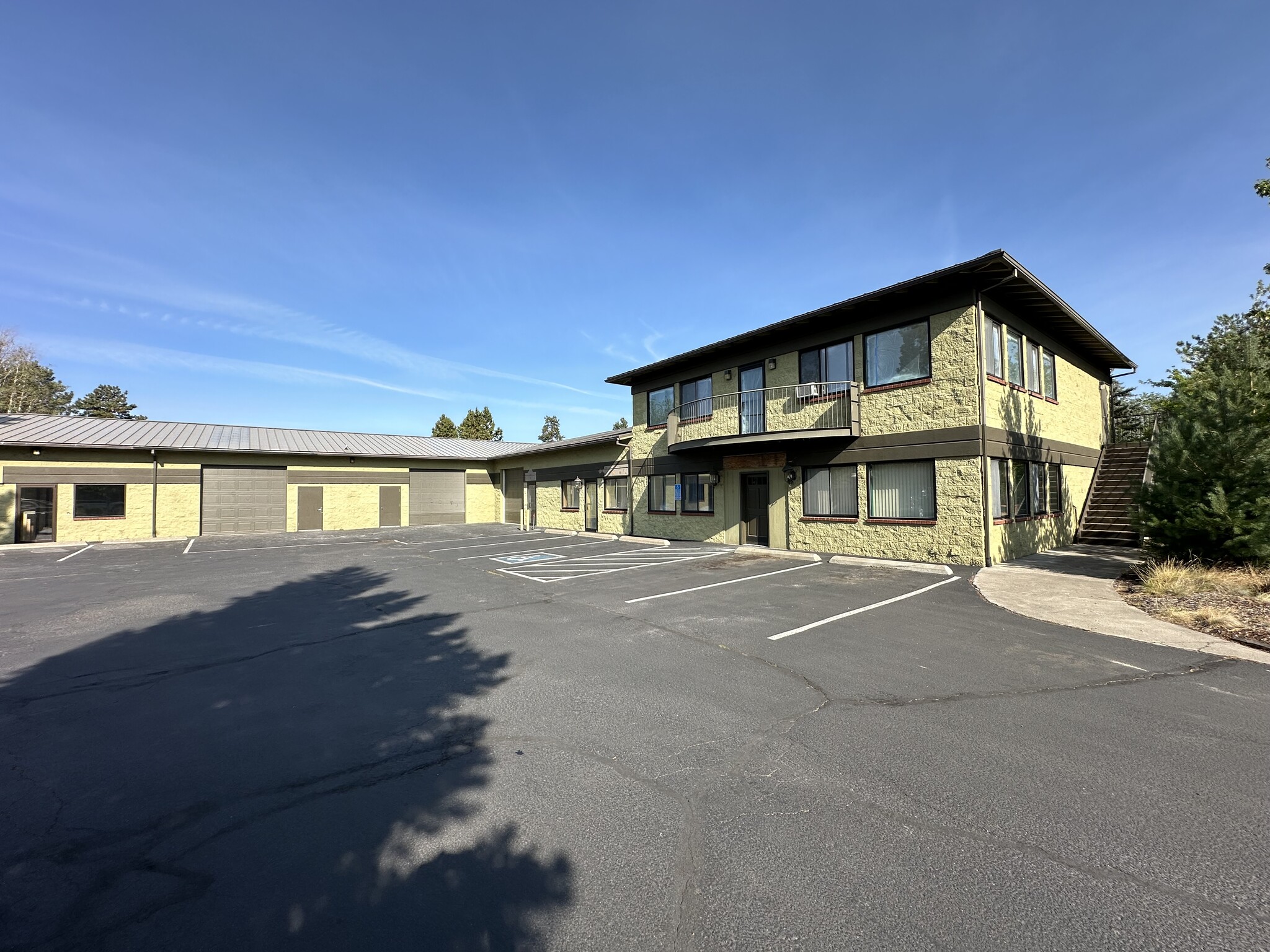 930 SE Textron Dr, Bend, OR for lease Building Photo- Image 1 of 6