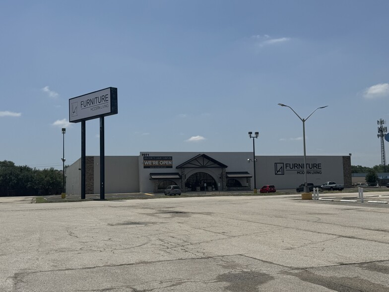 7071 Southwest Fwy, Houston, TX for lease - Building Photo - Image 3 of 19