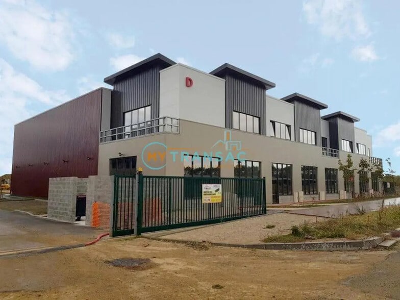 Flex in Saint-Pierre-du-Perray for sale - Building Photo - Image 2 of 14