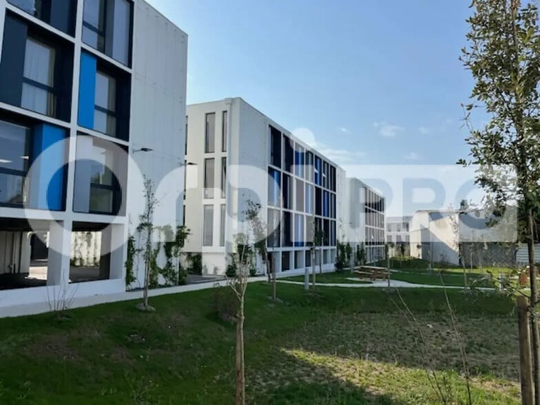 Office in La Rochelle for lease - Building Photo - Image 2 of 3