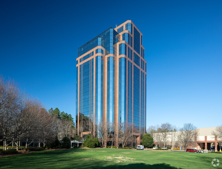 1040 Crown Pointe Pkwy, Atlanta, GA for lease - Building Photo - Image 3 of 40