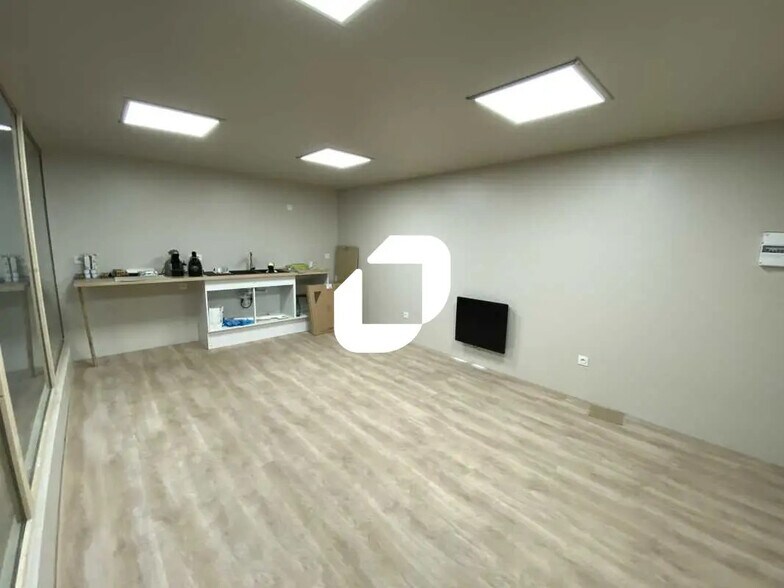 Office in Beychac-et-Caillau for lease - Interior Photo - Image 2 of 5