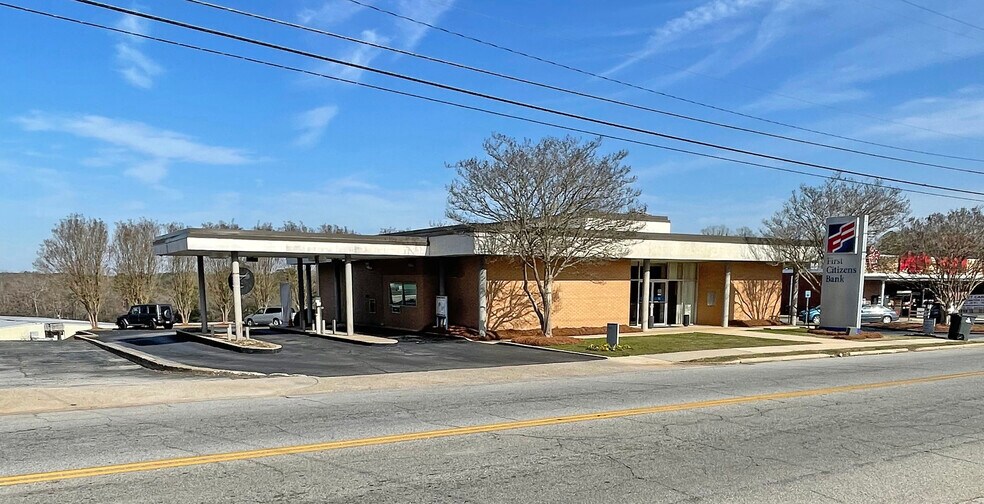 808 N Greenwood Ave, Ware Shoals, SC 29692