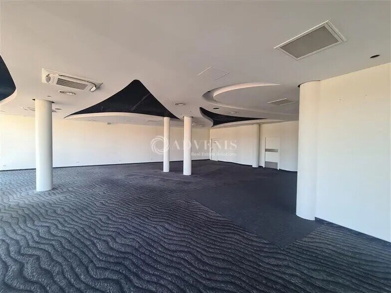 Retail in Metz for lease - Interior Photo - Image 2 of 6