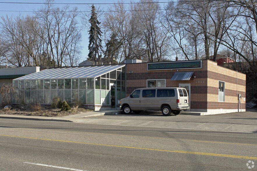 1042 Michigan St NE, Grand Rapids, MI for sale - Primary Photo - Image 1 of 1