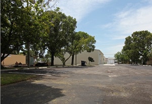 Warehouse + Fenced Yard - Warehouse