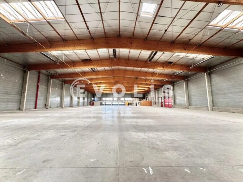 Flex in Saint-André-de-Corcy for lease - Interior Photo - Image 1 of 5