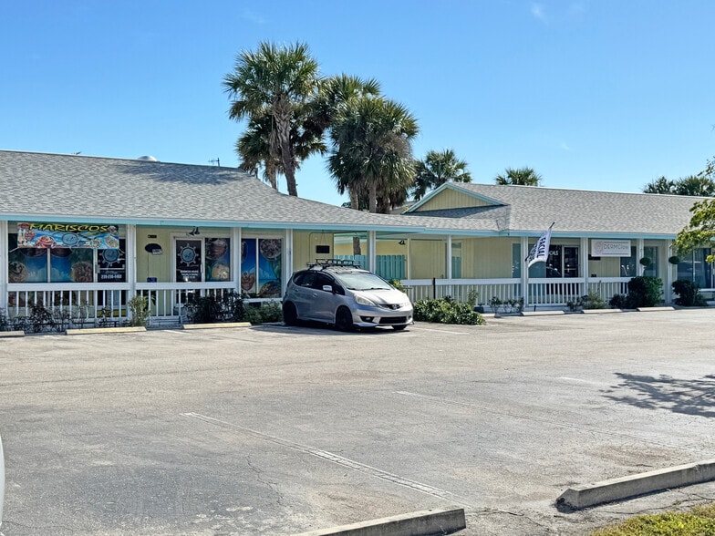 16681 Mcgregor Blvd, Fort Myers, FL for lease - Building Photo - Image 2 of 9