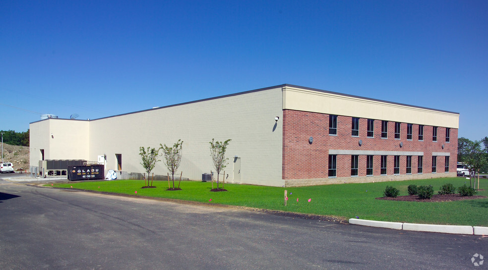 900 Highland Corporate Dr, Cumberland, RI for sale - Building Photo - Image 3 of 8