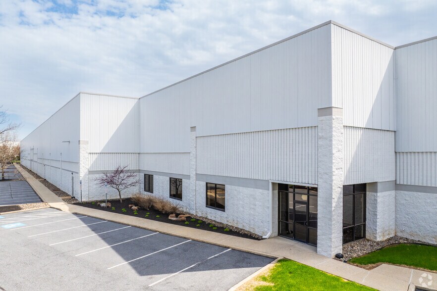 7542 Morris Ct, Allentown, PA for sale - Primary Photo - Image 1 of 1