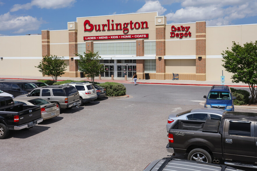 Harlingen Corners Shopping Center - Lincoln Outparcels, Harlingen, TX for lease - Building Photo - Image 3 of 11