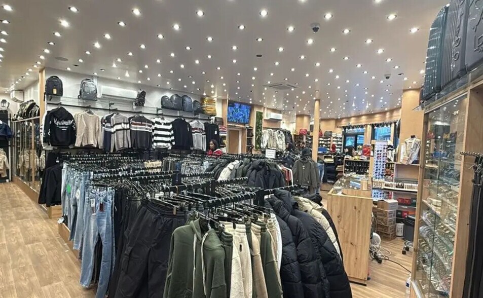 Retail in Paris for lease - Interior Photo - Image 1 of 3