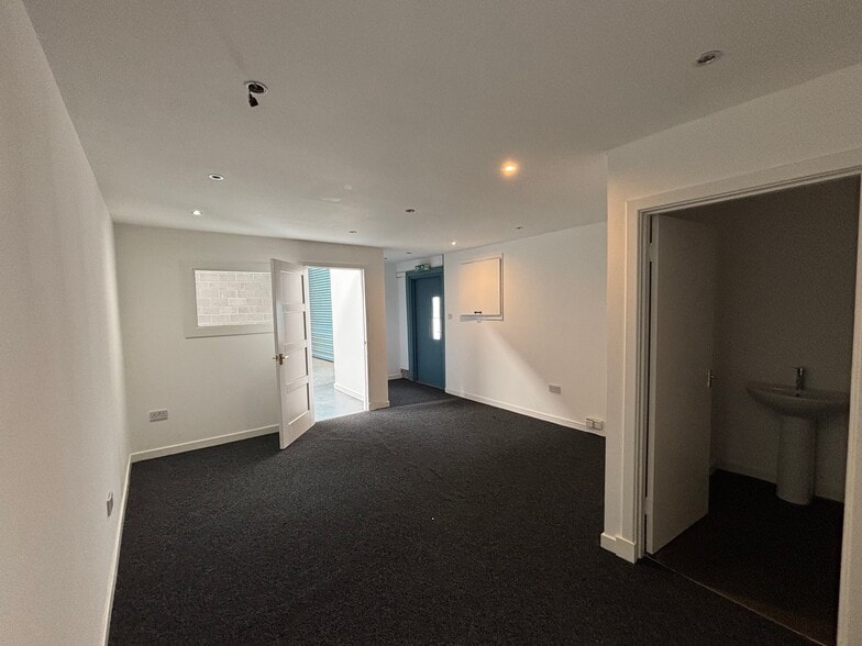 Cubitt Ct, Bellshill for lease - Building Photo - Image 2 of 5