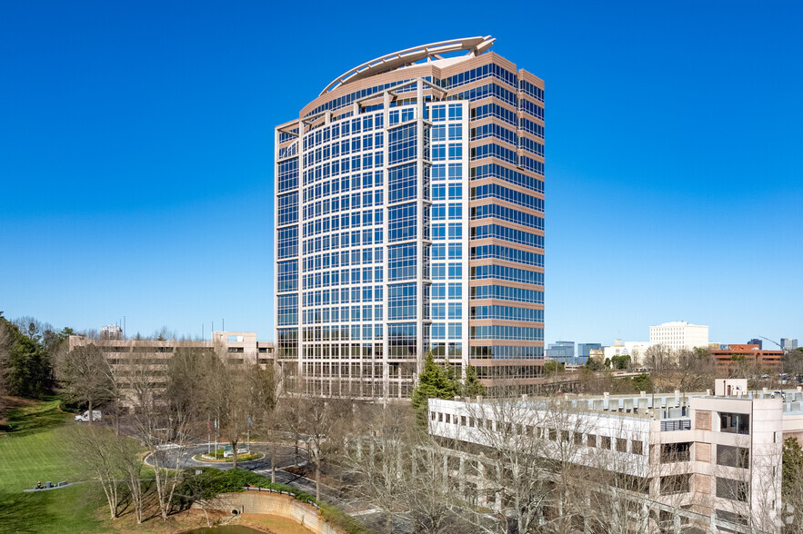 5565 Glenridge Connector, Atlanta, GA for lease - Primary Photo - Image 1 of 6