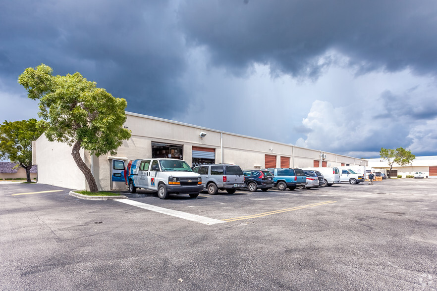 20201-20285 NE 15th Ct, Miami, FL for lease - Building Photo - Image 3 of 5