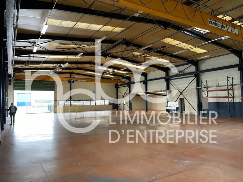 Flex in Montanay for lease - Interior Photo - Image 2 of 13