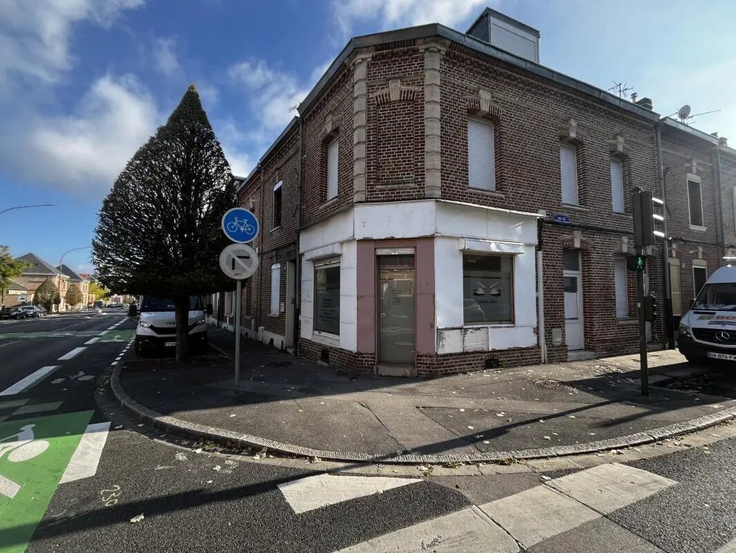 Retail in Amiens for lease Building Photo- Image 1 of 3