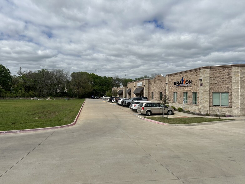 1707 Martin Dr, Weatherford, TX for lease - Building Photo - Image 2 of 7