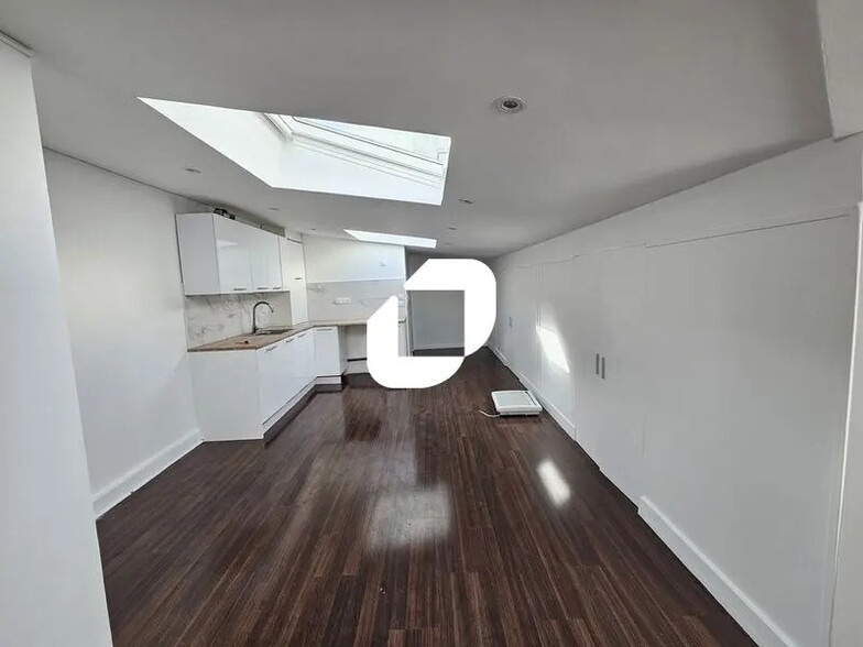 Office in Versailles for lease - Interior Photo - Image 1 of 9