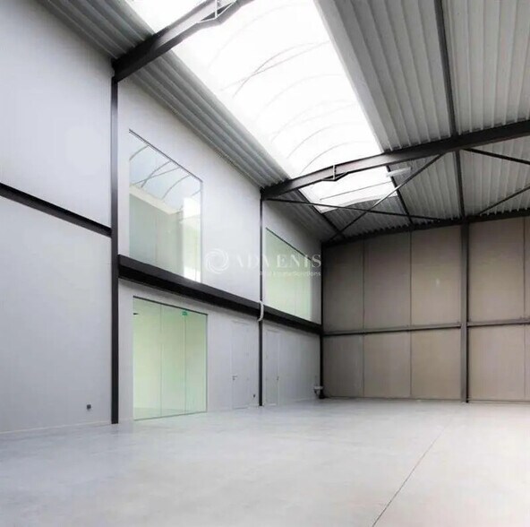 Flex in Loos for lease - Interior Photo - Image 2 of 5