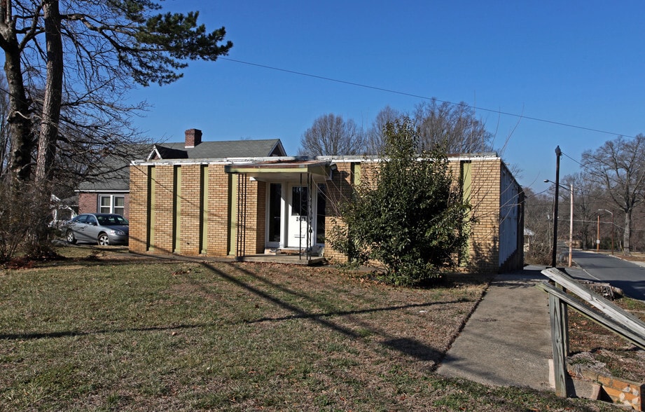 2433 The Plaza, Charlotte, NC for lease - Primary Photo - Image 1 of 11