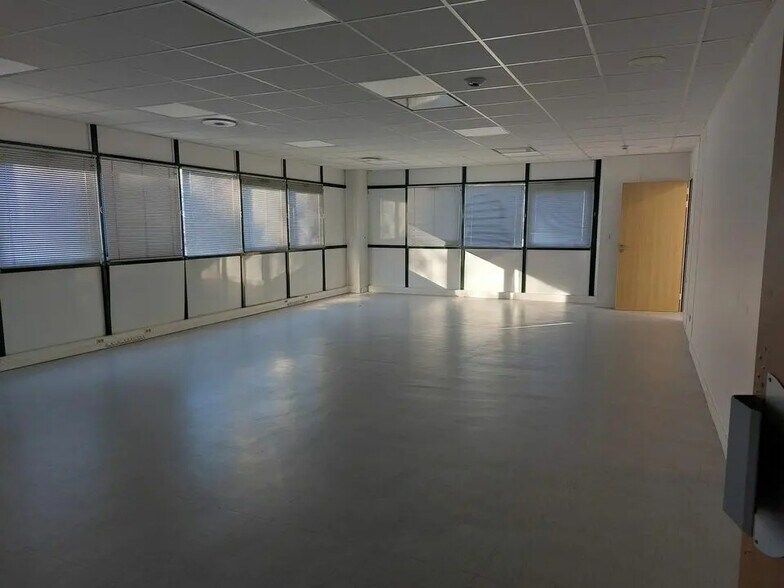 Office in Nantes for lease - Building Photo - Image 2 of 9