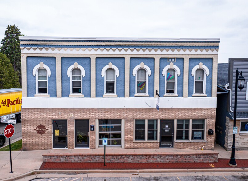 128 Silver Lake Plz, Oconomowoc, WI for sale - Primary Photo - Image 1 of 1