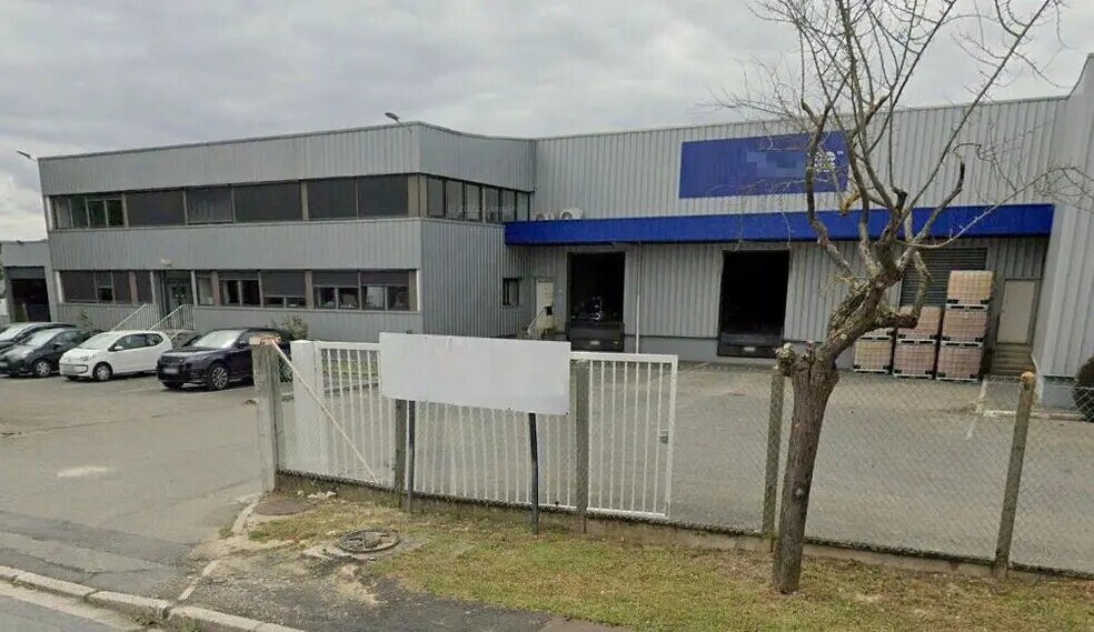 Industrial in Louvres for lease - Building Photo - Image 1 of 14