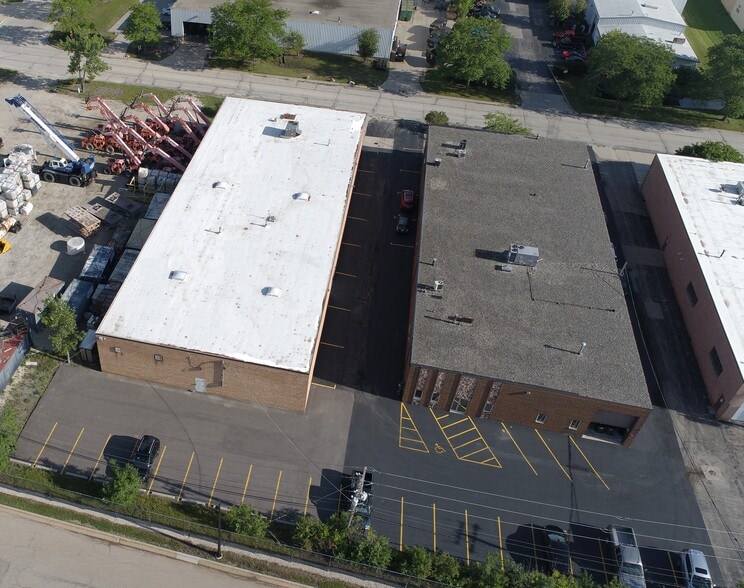 1351 Armour Blvd, Mundelein, IL for lease - Building Photo - Image 3 of 3