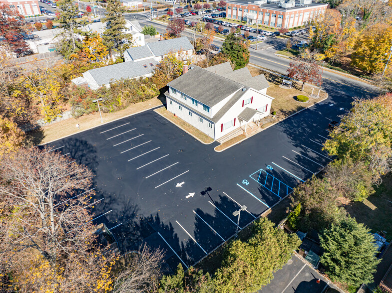 24 Brentwood Rd, Bay Shore, NY for lease - Building Photo - Image 3 of 8