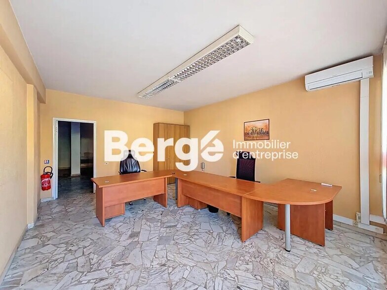 Retail in Cannes for sale - Interior Photo - Image 3 of 4