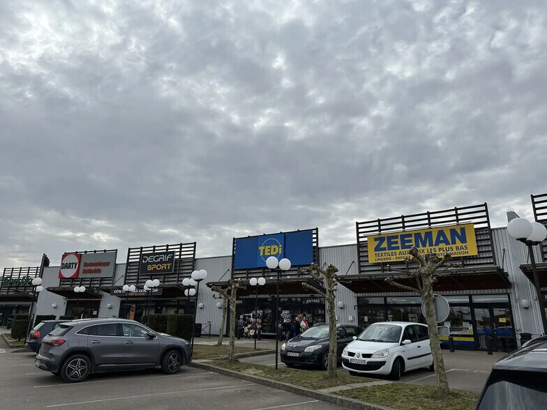 Retail in Dole for lease - Building Photo - Image 1 of 1