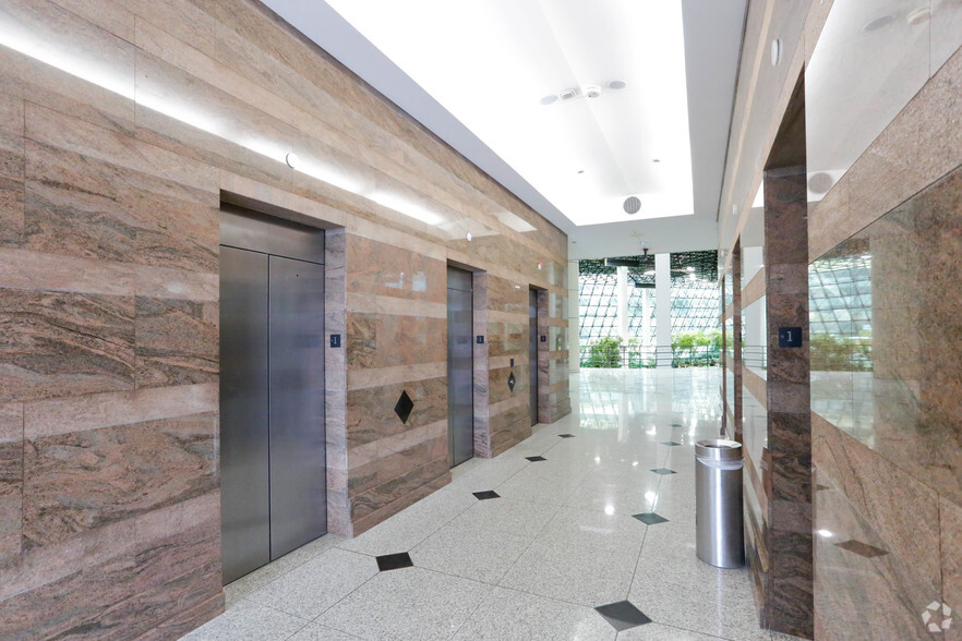 4000 Town Ctr, Southfield, MI for lease - Lobby - Image 2 of 8