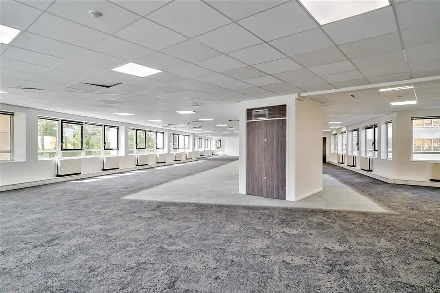 Office in Issy-les-Moulineaux for lease - Building Photo - Image 1 of 9