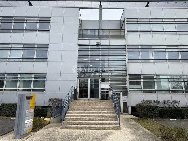 Office in Saint-Priest for lease - Building Photo - Image 2 of 8