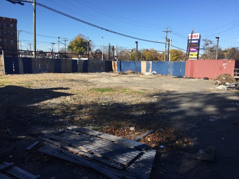 665 Mclean Ave, Yonkers, NY for sale - Primary Photo - Image 1 of 1