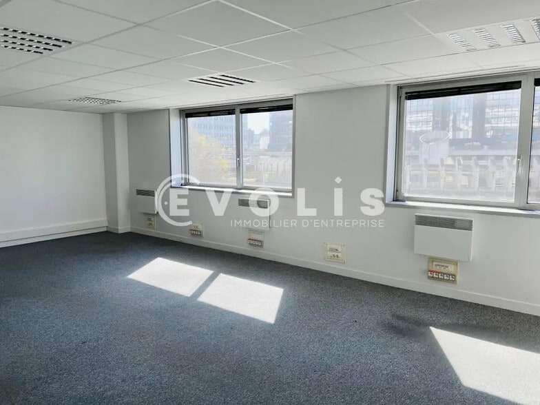 Office in Noisy-le-Grand for lease - Building Photo - Image 3 of 8