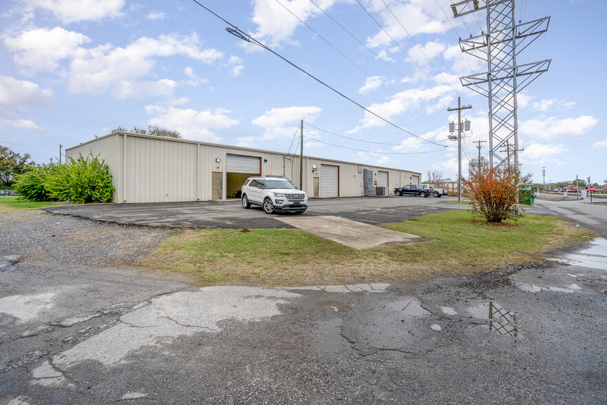 110-112 Armstrong St, Gastonia, NC for lease - Building Photo - Image 3 of 7