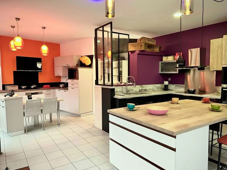 Flex in Bessenay for sale - Interior Photo - Image 2 of 2